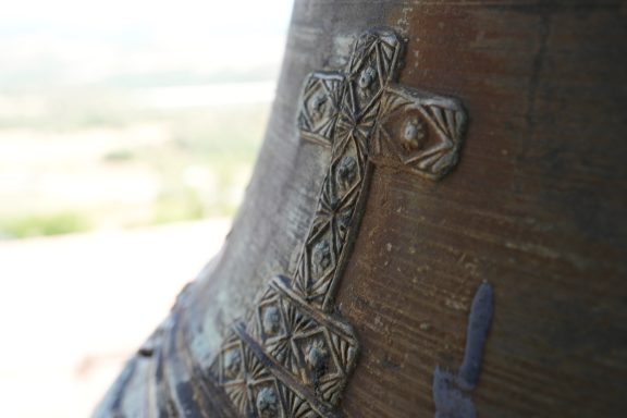 Detall de l'antiga campana. Avui en dia al campanar de Ntra. Senyora dels Àngels