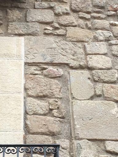 Antiga Llinda amb escut nobiliari.