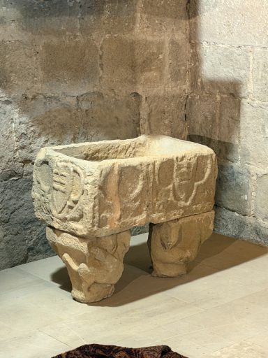 Pica baptismal s. XII o sarcòfec gòtic