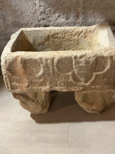 Pica baptismal s. XII o sarcòfec gòtic